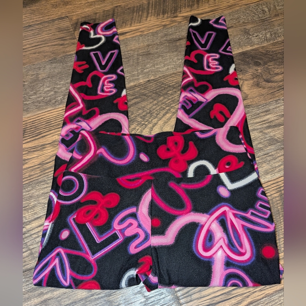 😻💃🏽No Boundaries Pink and Black Graphic Leggings💃🏽🎁 (VALENTINE'S DAY💘)